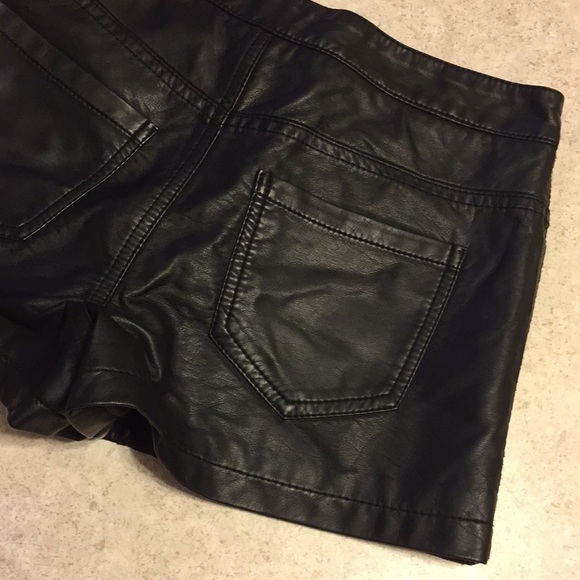 FOREVER 21 BLACK QUILTED FAUX LEATHER BLACK SHORTS - Picture 6 of 7